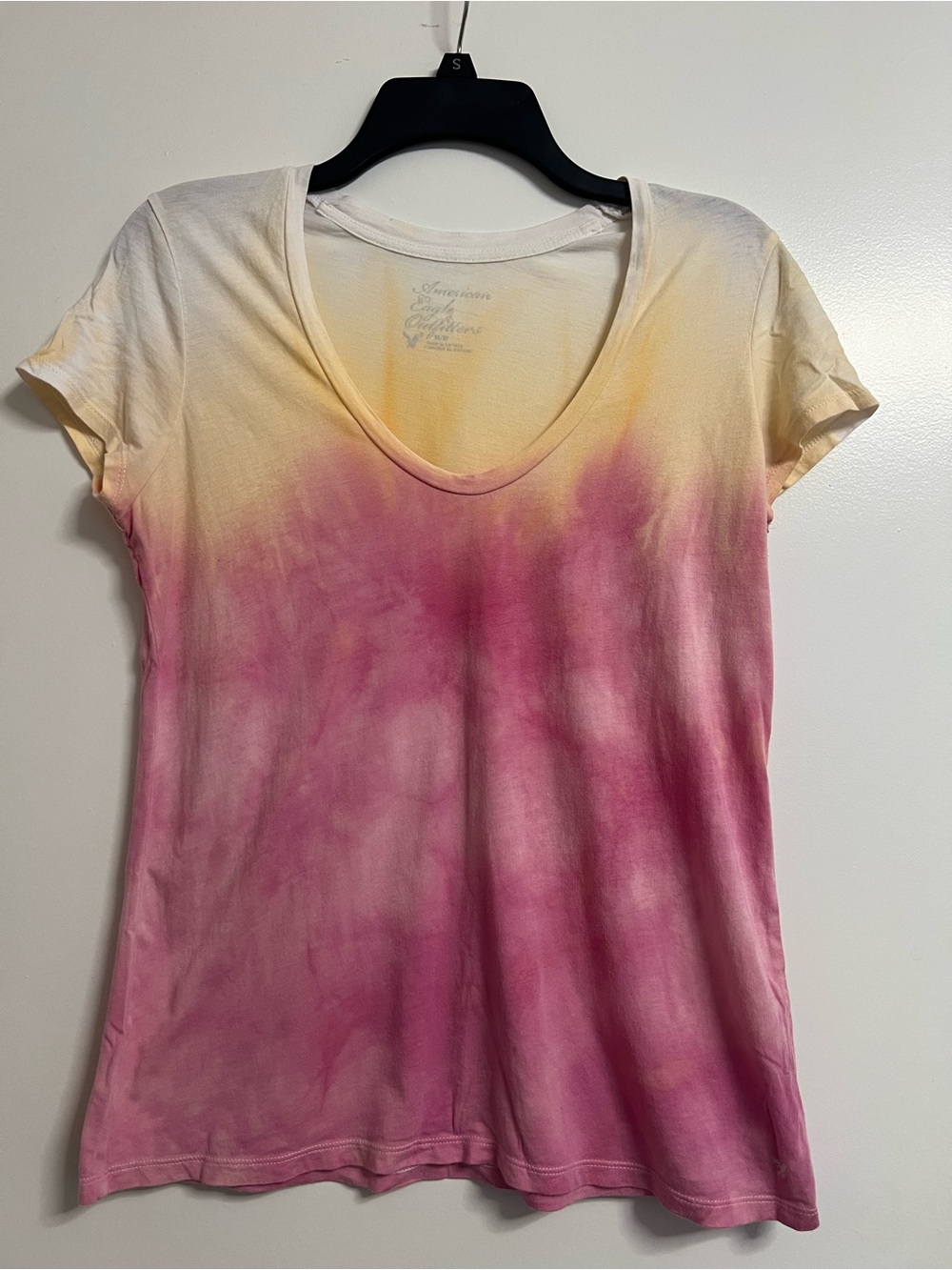American Eagle Outfitters Cream to Pink Ombre V-Neck Tee